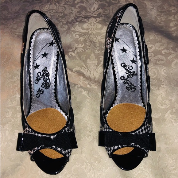 Stylish Comfort: Naughty Monkey Women's Busy Wedge Heels - Picture 2 of 8